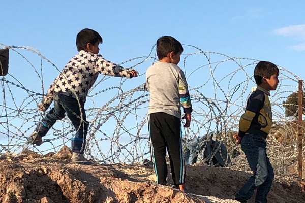 Kinder mit Stacheldraht in Kara Tepe