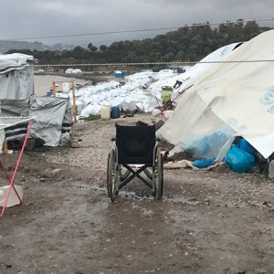 einsamer Rollstuhl im Lager Kara Tepe auf Lesbos