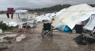 einsamer Rollstuhl im Lager Kara Tepe auf Lesbos